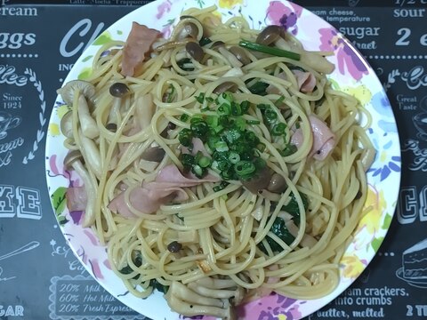 ベーコンとほうれん草としめじの和風パスタ